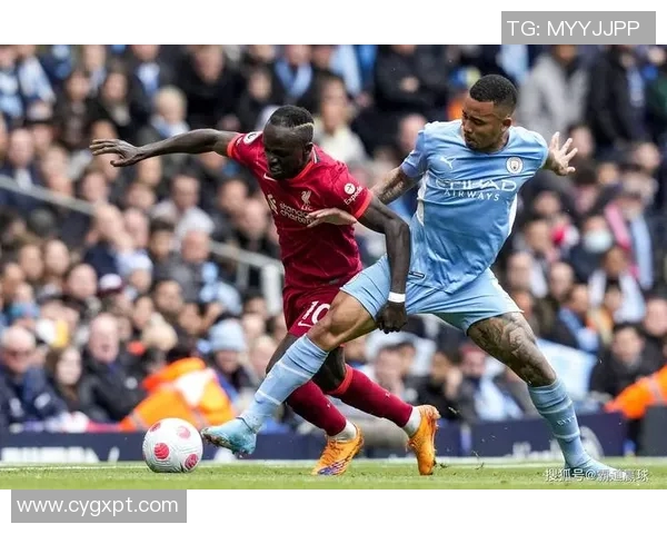 杰拉德在利物浦对曼城的经典对决中展现传奇风采与激情时刻