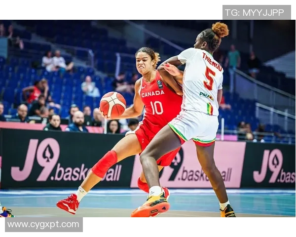 立陶宛女篮迎战加拿大队争夺国际篮球赛荣誉之战