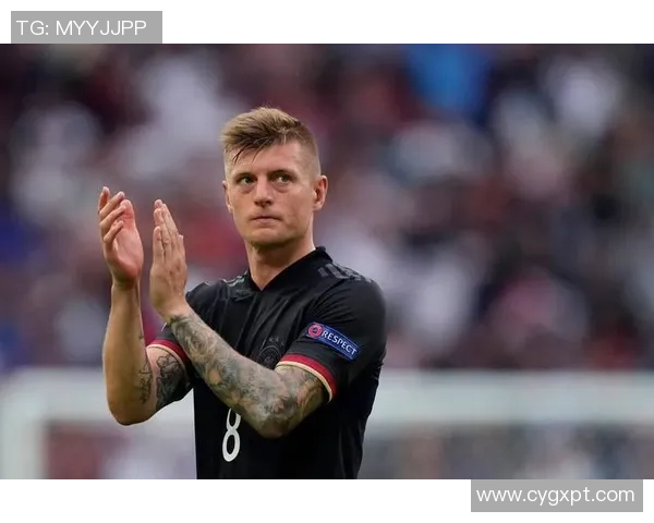 克罗斯在球场上的传奇之路与足球世界的影响力分析