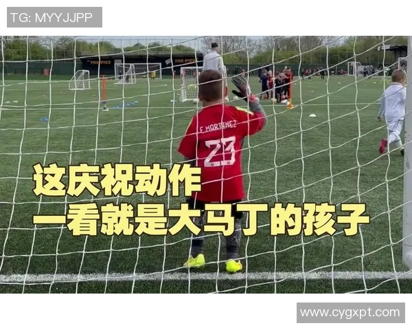 马丁内斯的传奇旅程：从球场新星到世界足球巨星的蜕变与成长